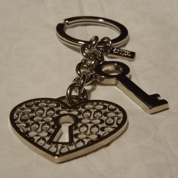 NWOT Coach Miranda Signature Heart & Key Silver Chrome Keychain Key Ring-no bag - Picture 1 of 8